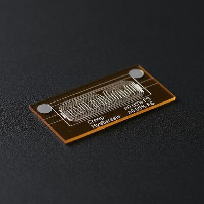 Estensimetro a lamina epossidica con materiale di supporto con creep più o meno 0,05% su fondo scala e isteresi più o meno 0,05% su fondo scala
